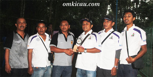 H RIHAN VARIZA DAN KRU: JUARA UMUM SINGLE FIGHTER (SF) BERKAT MATAHARI (MB), CHARLY (KACER), DAN ELVIS (KENARI).