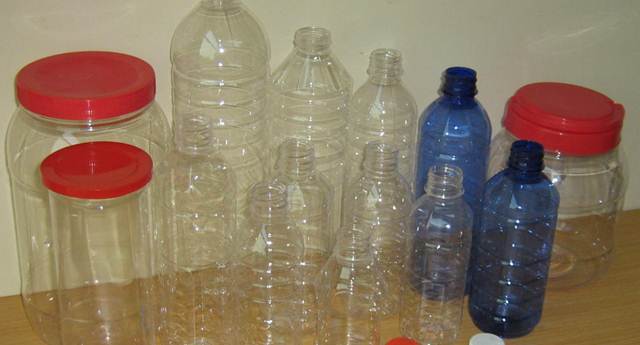 Aneka macam botol bekas minuman yang bisa digunakan sebagai tempat pakan dan minum burung peliharaan
