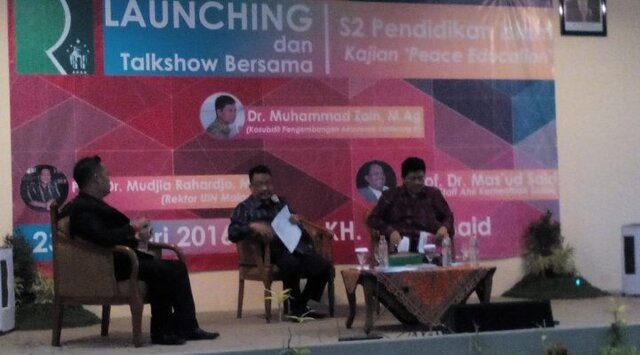 DAMAI: Talkshow kajian 'Peace Education' yang digelar di Aula kampus Unira Malang, Sabtu (23/1/2016), yang menjadi rangkaian acara launching Program S2 Pendidikan Islam kampus setempat.