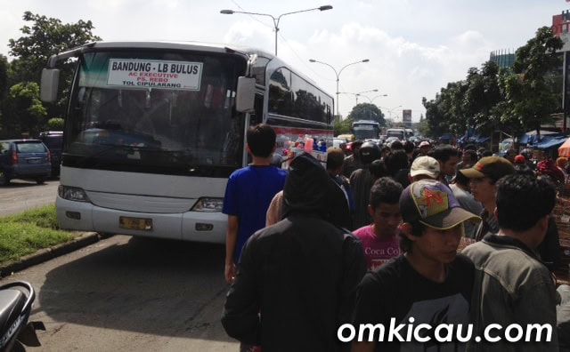 BUS AKAP JURUSAN BANDUNG-JAKARTA SULIT MELINTASI JALAN PETA