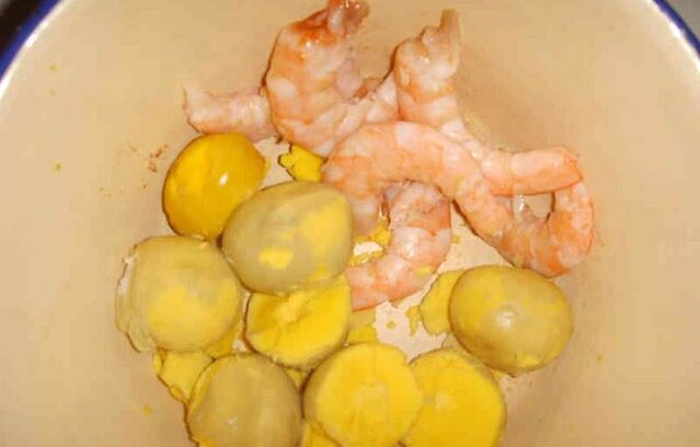 Kuning telur rebus dan daging udang