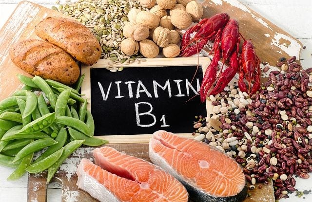 Lebensmittel-Vitamin B1 Vitamin B1, in der Fachsprache Thiamin genannt ist wasserlöslich und wird vom Körper benötigt um Kohlenhydrate zu verstoffwechseln und in Energie umzuwandeln. Zudem unterstützt es unterschiedliche Nervenfunktionen.