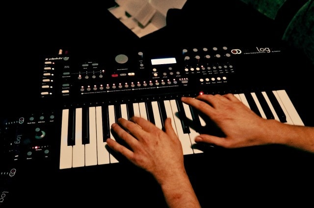 Not just an Analog Four with a keyboard, says Elektron. The Analog Keys also boasts a joystick, step sequencer, and hands-on workflow. Photos: Benjamin Weiss, De:bug.