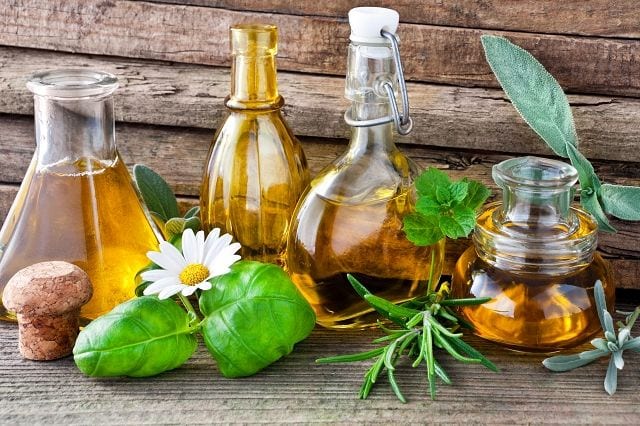 Aromatherapie Die Aromatherapie umfasst die Anwendung ätherischer Öle für Therapiezwecke. Im Fokus steht dabei die Linderung von Krankheiten oder die Steigerung des Wohlbefindens.