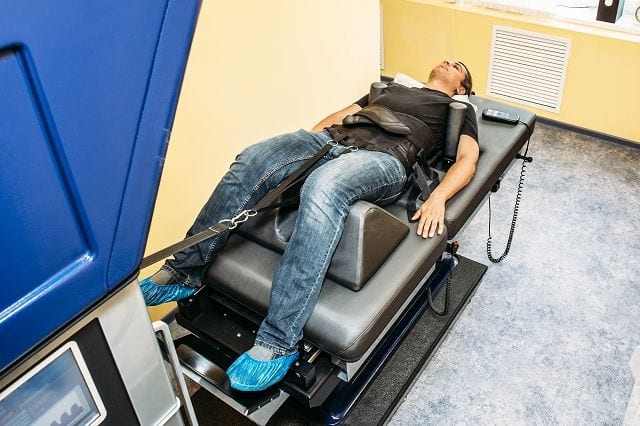 Dekompressionsbank Mittels einer Dekompressionsbank wird die Wirbelsäule gestreckt. Eine vorhandene Bandscheibenvorwölbung wird durch die Entlastung der Bandscheibe verkleinert. Dies führt zu einer Minderung des Druckes auf den betroffenen Nerv und führt unmittelbar zu einer Verbesserung der Schmerzsituation.