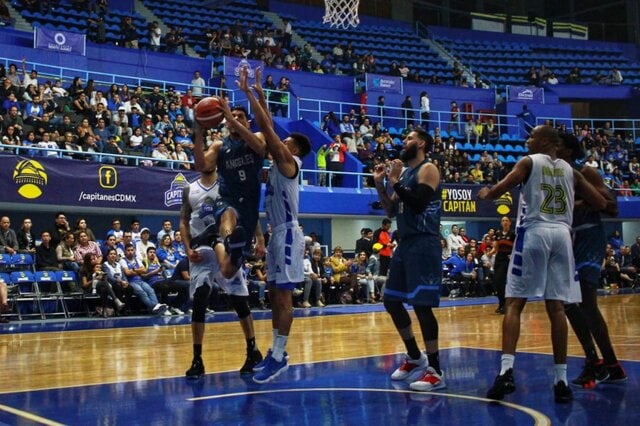 'Chuy' González (con el balón) fue de lo más completo de Ángeles con 8 pts, 6 reb y 3 ast.