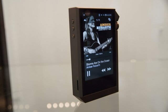 Avec 256Gb de mémoire interne et un slot micro-sd le AK240 est l'appareil offrant le plus de stockage.