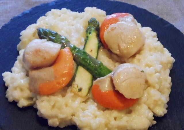 photo de risotto aux asperges et aux coquilles saint Jacques