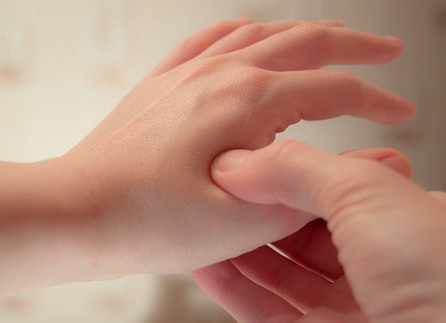akupressur Die Lehre der Akupressur stammt aus der TCM (traditionellen chinesischen Therapie) und basiert auf die Stimulation von bestimmten Körperpunkten, die in Verbindung mit Organen stehen. Sie befinden sich auf den zwölf Meridianen