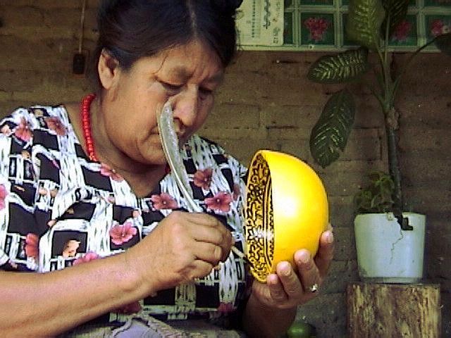 Mujer trabajando la artesanía del morro