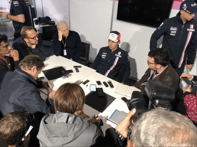 "Checo" recibió a los medios de comunicación de habla inglesa después de renovar el acuerdo.
