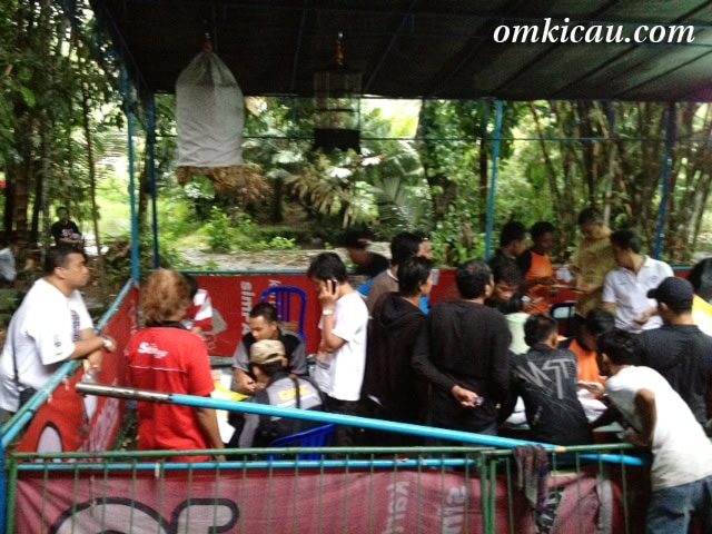 SEBAGIAN PESERTA SEDANG MENUNGGU PEMBAGIAN HADIAH.