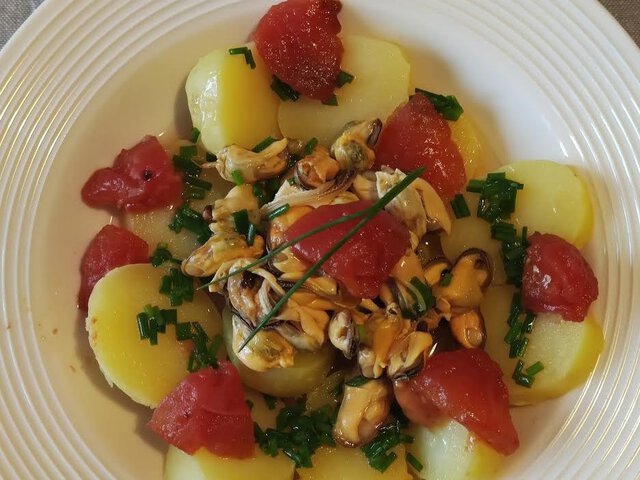 photo de salade de pommes de terre aux moules et aux tomates