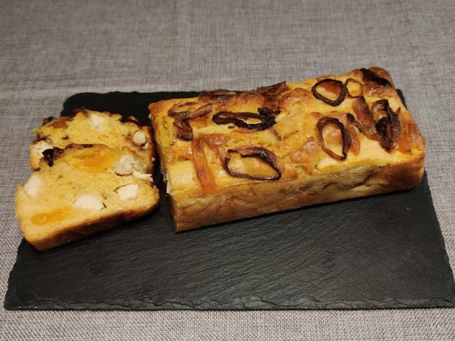 photo de Cake au curry rouge, poulet, abricots secs
