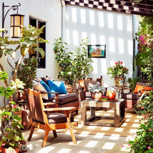 CHOOSE THE BEST LIGH TO MAKE PATIO LOOK MORE BEAUTIFULL