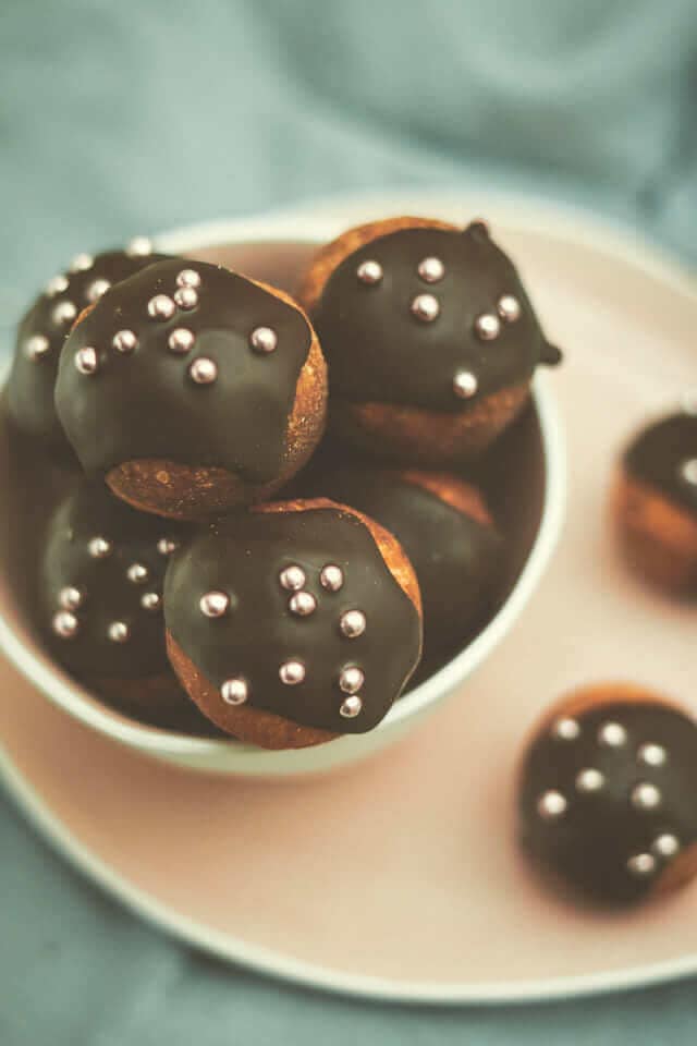 Mini-Krapfen mit Schokoglasur und Zuckerperlen