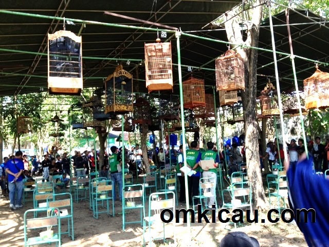 SUASANA RINDANG DI LAPANGAN KRAKATAU SUASANA RINDANG DI LAPANGAN KRAKATAU