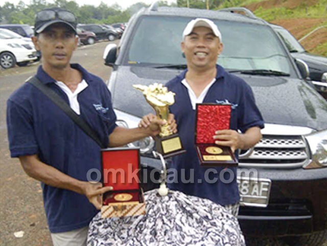 Kosim dan Ipung, dua kru Aphing yang berangkat ke Lubuk Linggau.