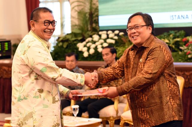 Menteri PPN/Kepala Bappenas bersalaman dengan Wagub Jawa Barat dalam acara Financial Closing Pembiayaan Investasi Non Anggaran Pemerintah (PINA) dan Launching PPP Book 2017, di Istana Negara, Jakarta, Jumat (17/2) pagi. (Foto: Humas/Rahmat)