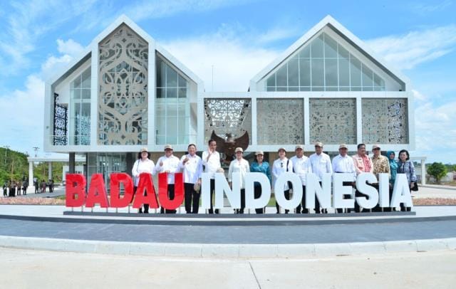 Presiden Jokowi saat meresmikan Pos Lintas Batas Negara (PLBN) Terpadu Nanga Badau, di Kecamatan Badau, Kabupaten Kapuas Hulu, Kalimantan Barat, Kamis (16/3).