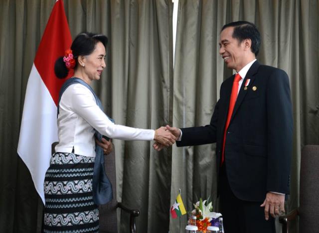 Presiden Jokowi bertemu Aung San Suu Kyi di sela-sela kehadirannya pada Konferensi Tingkat Tinggi (KTT) ke-30 ASEAN, di Manila, Filipina, Sabtu (29/4). (Foto: BPMI)