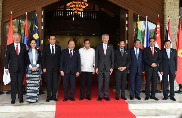 Para Kepala Negara berfoto bersama sebelum dimulai KTT ke-30 ASEAN di Manila, Filipina, Sabtu (30/4). (Foto: Humas/Rahmat)