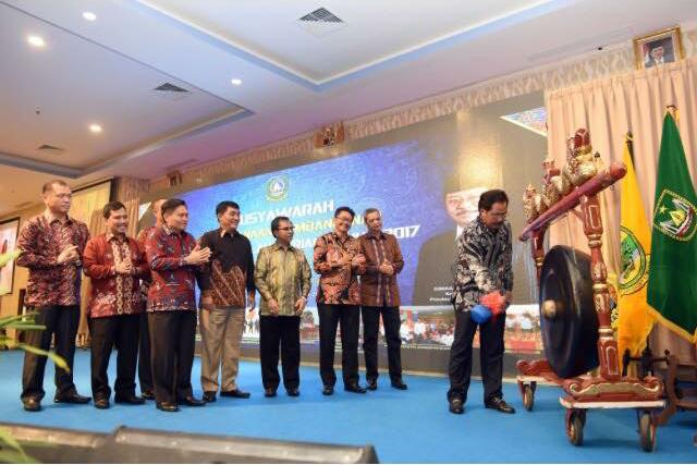 Gubernur Kepri Nurdin Basirun membuka Musrenbang Provinsi Kepri Tahun 2017, di Hotel CK, Tanjungpinang, Selasa (4/4).