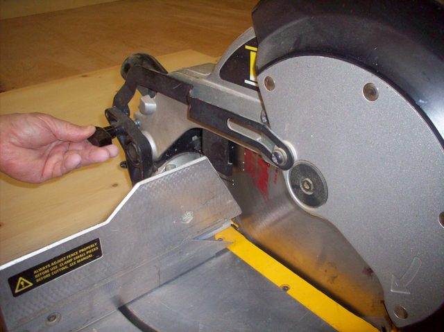 how-to-unlock-your-miter-saw_step1