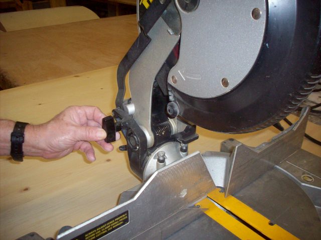 how-to-unlock-your-miter-saw_step2