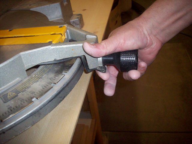 how-to-unlock-your-miter-saw_step5