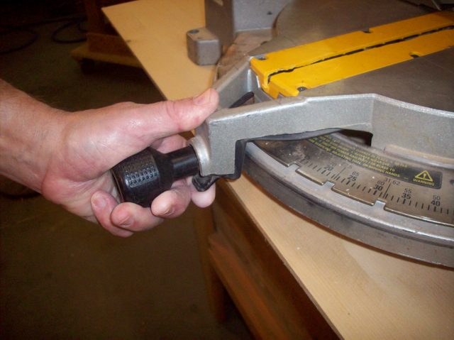 how-to-unlock-your-miter-saw_step6