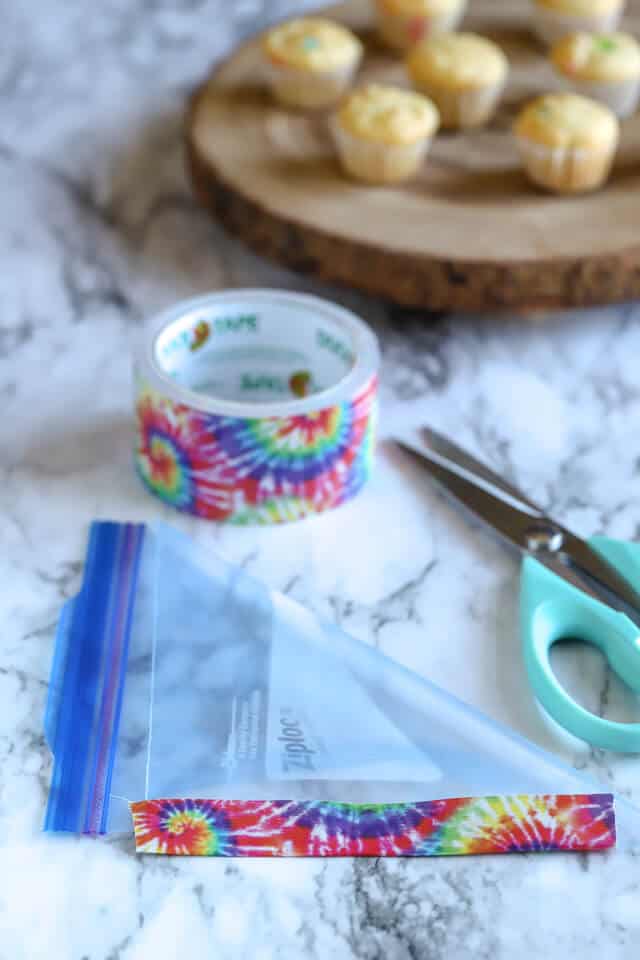 The Best way to Frost Cupcakes use a Ziploc bag to make a piping bag!