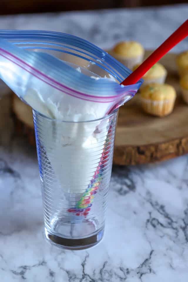 The Best way to Frost Cupcakes use a Ziploc bag to make a piping bag!