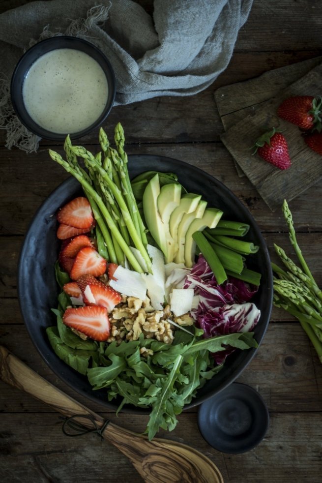 Salad Bowl mit Spargel und Walnüssen