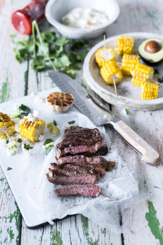 Zartes Ribeye Steak vom Grill mit Mais, Feta und Avocado