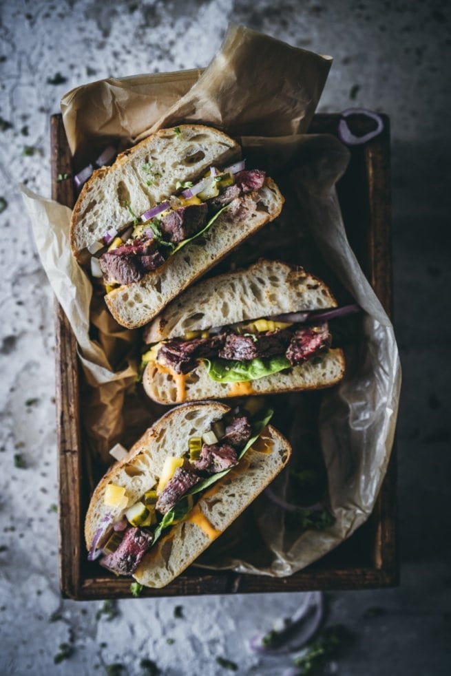Steak Sandwich mit Gurken Relish