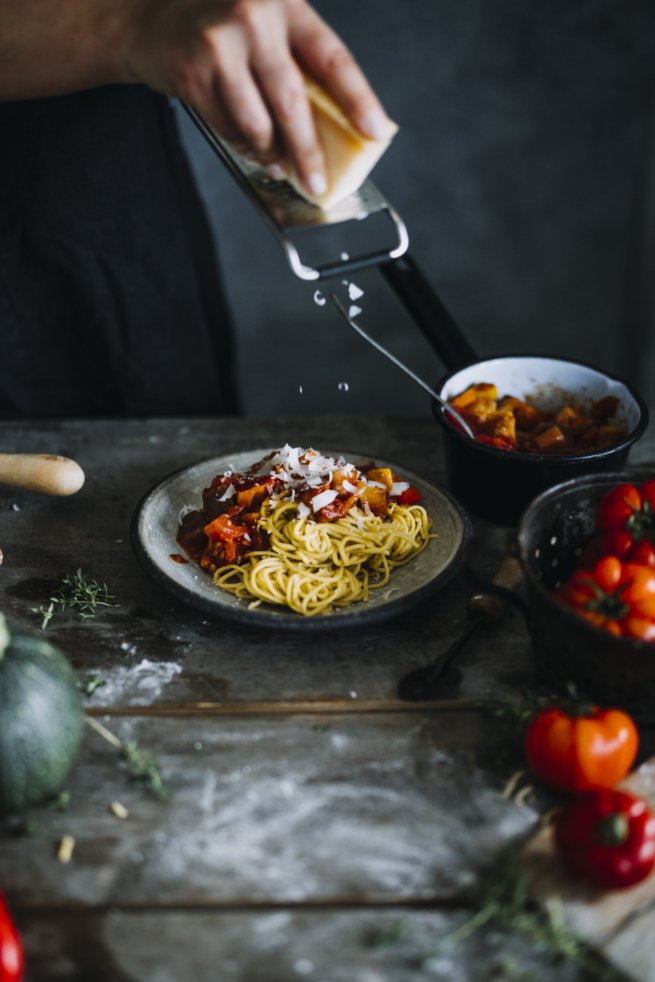 Selbstgemachte Pasta ist einfach lecker. Hier mit Ratatouille Sauce.