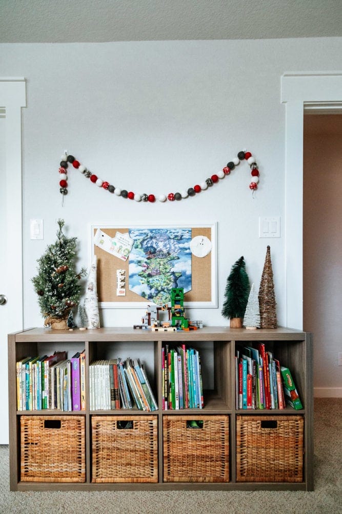 boy's room Christmas decor
