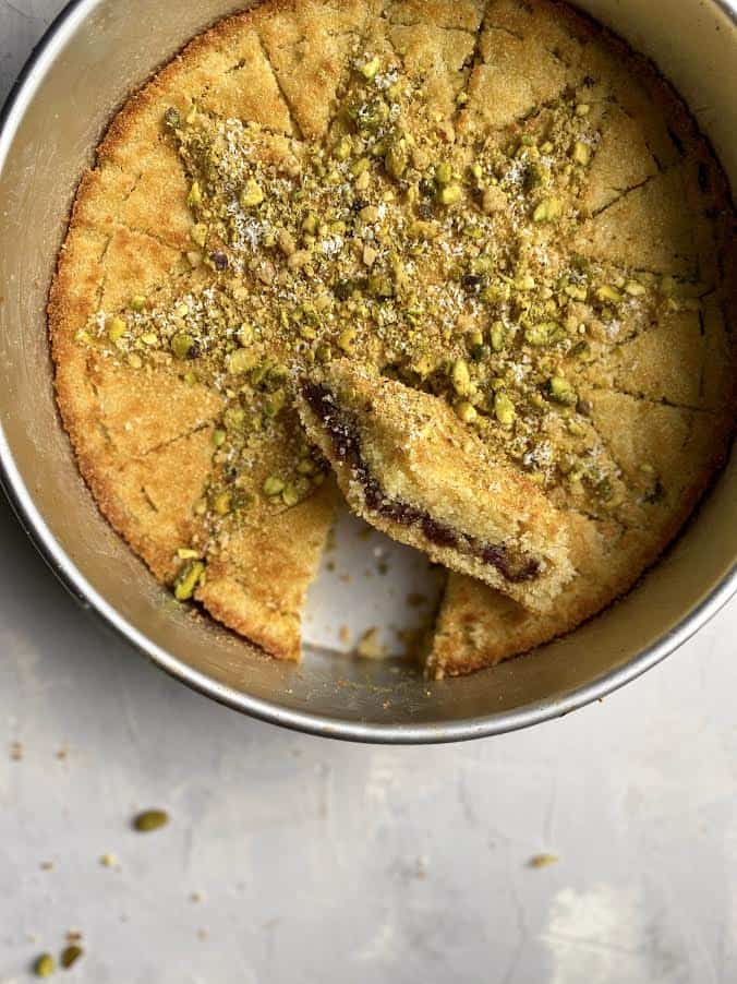 Hareeseh Mahshi Bil tamer (Semolina cake stuffed with dates)