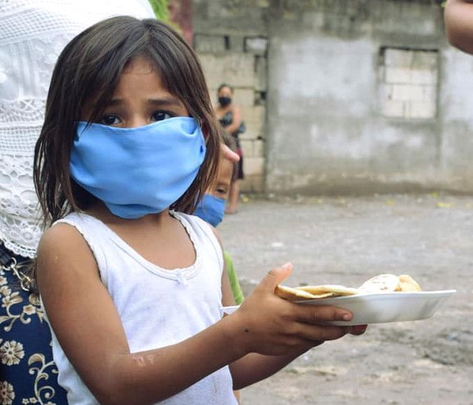 Niña recibe alimentos en Quebrada Seca (San Agustín Acasaguastlán)