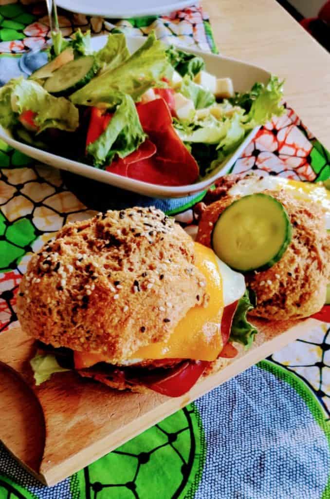 Burger maison diététique accompagné d'une salade