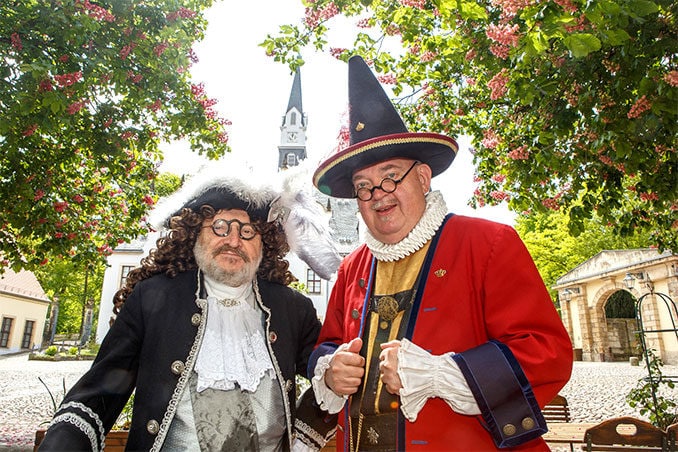 Hofnarr Joseph Fröhlich und „Zeremonienmeister“ Karl von Dräsn im barocken Kostüm vor der schönen Kulisse von Schloss Burgk, wo am 19. Mai 2019 das Saturnus-Fest stattfindet.