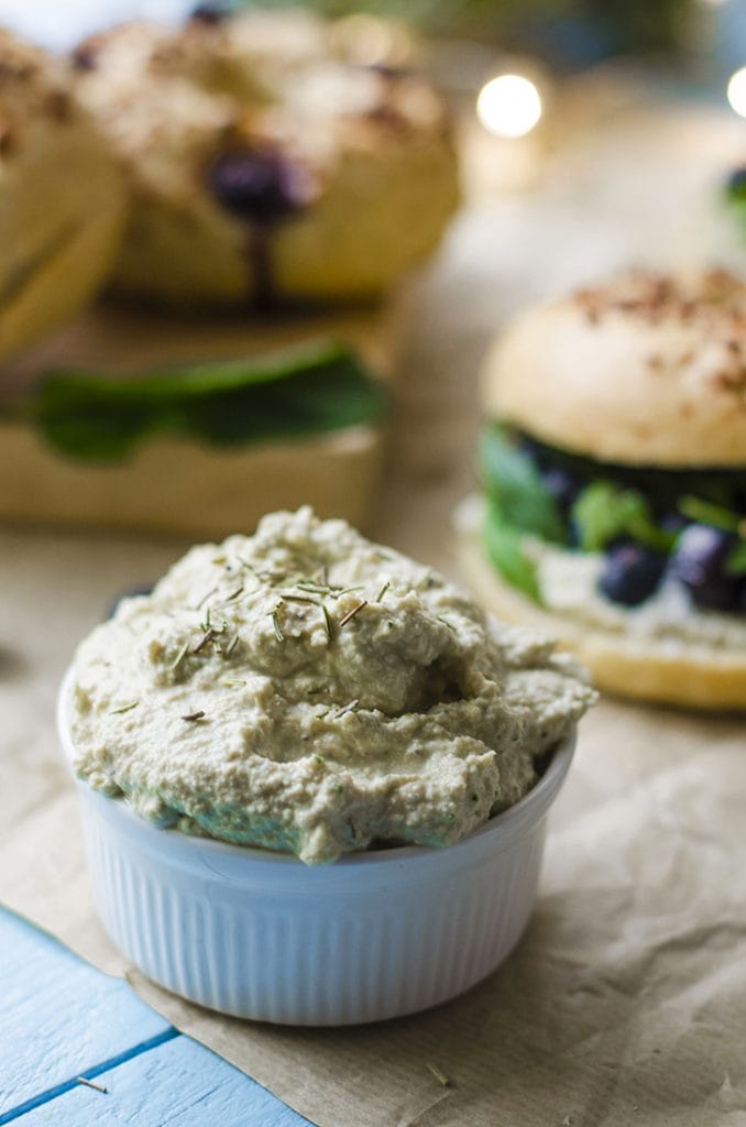 Bagels caseros y veganos con creama de anacardos y arándanos
