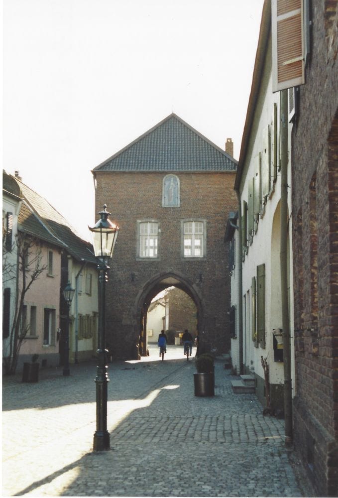 Kaster: Blick auf das Erfttor von der Stadt aus Kaster Tor