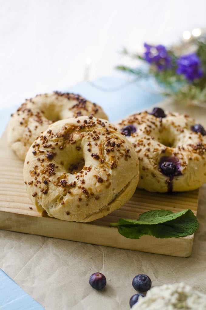 Bagels caseros y veganos con creama de anacardos y arándanos