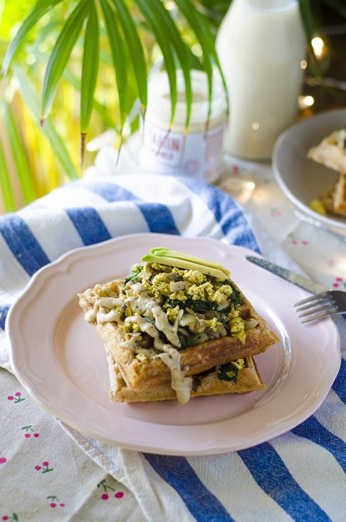 Gofres veganos de patata con espinacas, champiñones, revuelto de tofu, aguacate y tahini.