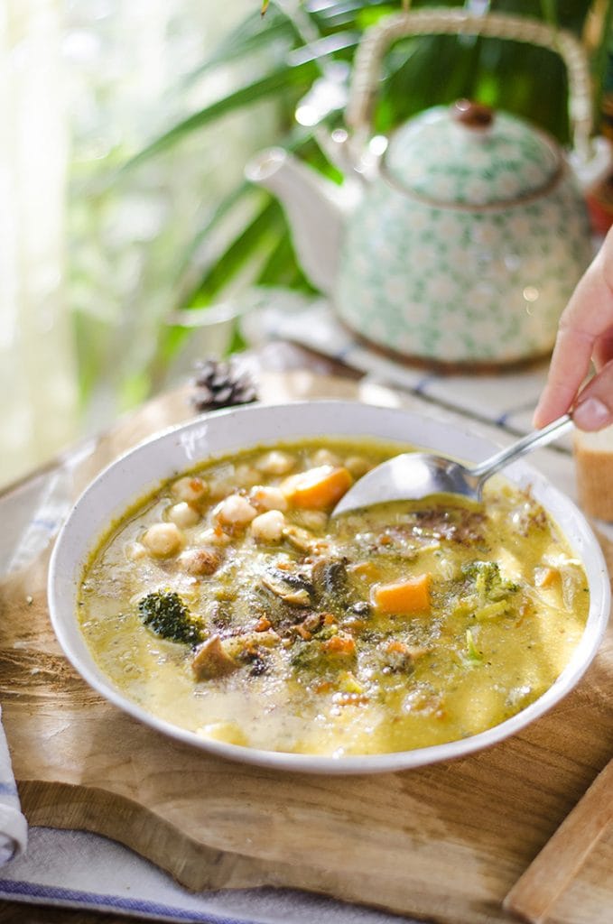 Sopa vegana a base de Leche de coco, con champiñones, brócoli y muchas verduras más.
