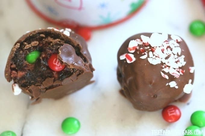 Fudge brownies and mint pair up to create these delicious Mint Fudge Brownie Truffles. Sink your teeth into this decadent truffle recipe this Christmas. #ChristmasCookies #Truffles #ChocolateTruffles #Dessert #ChocolateDesserts #ChristmasBaking #BrownieRecipe #Brownies