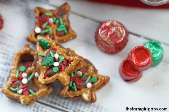 Christmas Pretzel Candy Sandwiches - Two Ways! A little bit sweet, a little bit salty and oh so good! These pretzel candy sandwiches are a sweet treat.