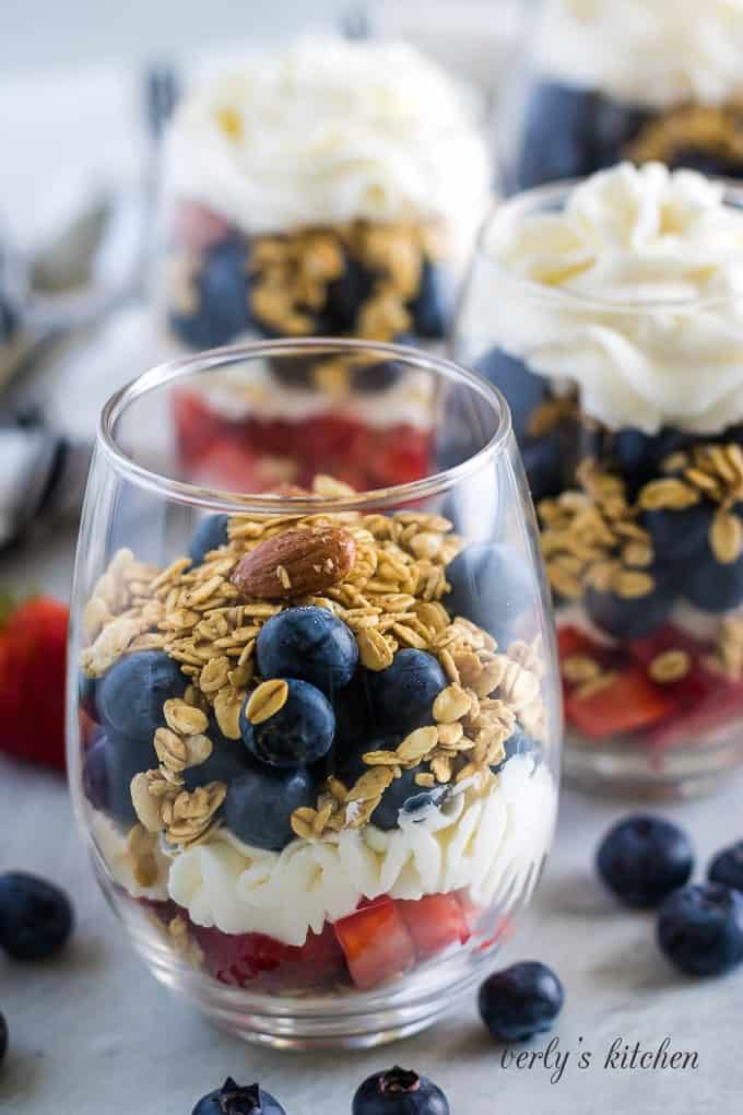 Crunchy granola has been sprinkled over the blueberries for layer five.